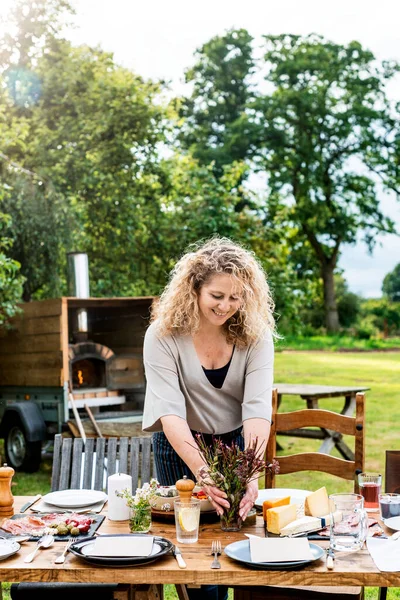 Mujer Preparando Mesa Cena — Foto de Stock