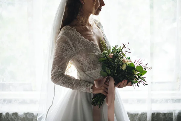 Bruid Haar Trouwjurk Met Een Boeket Bloemen — Stockfoto