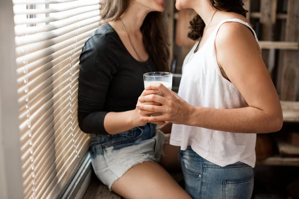 Feminino Casal Lésbico Perto Juntos — Fotografia de Stock