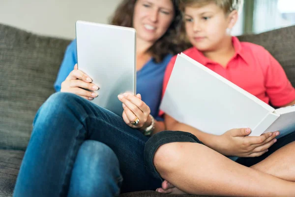 Stile Vita Quotidiano Delle Riprese Familiari Caucasiche — Foto Stock