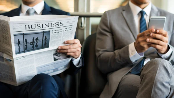 Business Men Break Sit Citește Ziarul — Fotografie, imagine de stoc