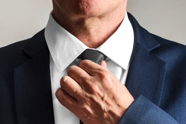 Empresário Usando Gravata Preparando Para Trabalho — Fotografia de Stock