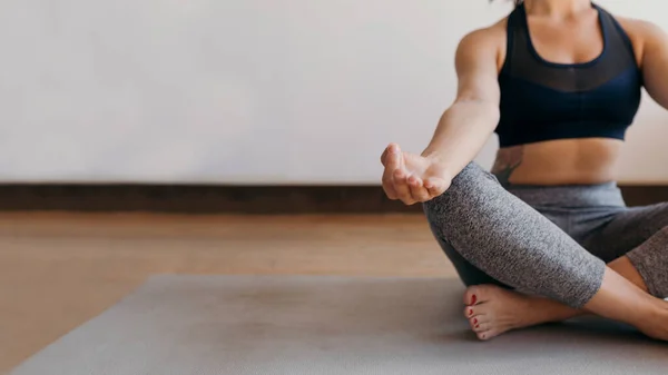 Mulher Fitness Uma Pose Padmasana — Fotografia de Stock