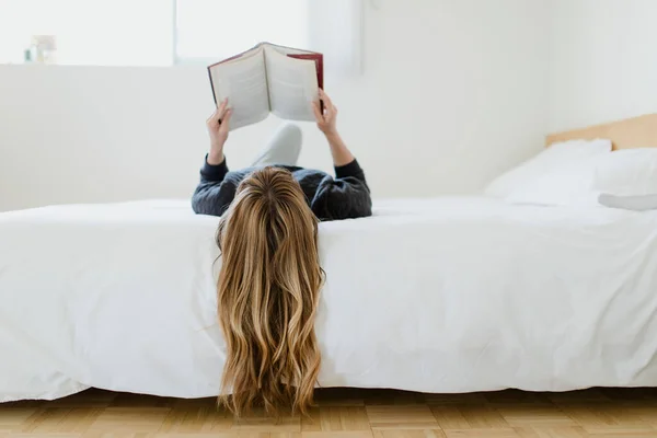 Woman Reading Book Home Coronavirus Outbreak — Stock Photo, Image