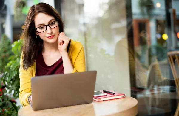 Wanita Yang Mengerjakan Laptopnya — Stok Foto