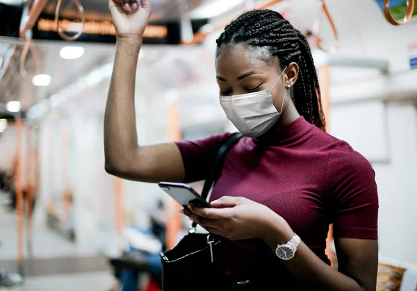 Afroamerikansk Kvinna Bär Mask Bussen När Använder Kollektivtrafik Den Nya — Stockfoto