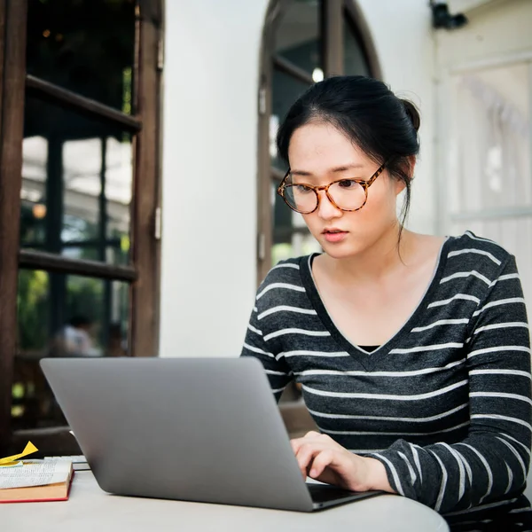 Žena Laptop Procházení Hledání Sociální Networking Technologie Koncept — Stock fotografie