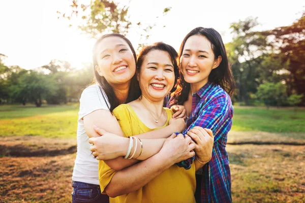 Glücklich Asiatische Familie Freien — Stockfoto