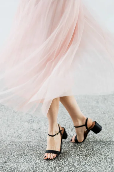 Mujer Una Falda Gasa Rosa Bailando Piso Granito — Foto de Stock