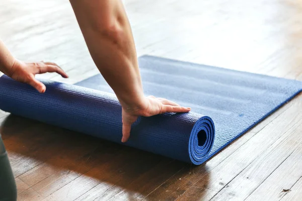 Enrollando Una Esterilla Yoga Después Clase — Foto de Stock