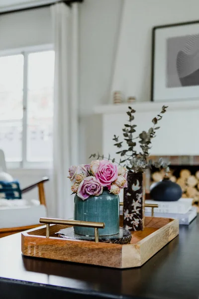 Flores Uma Mesa Pela Lenha — Fotografia de Stock