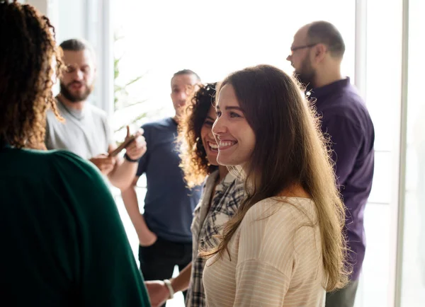 Amigos Saindo Uns Com Outros — Fotografia de Stock