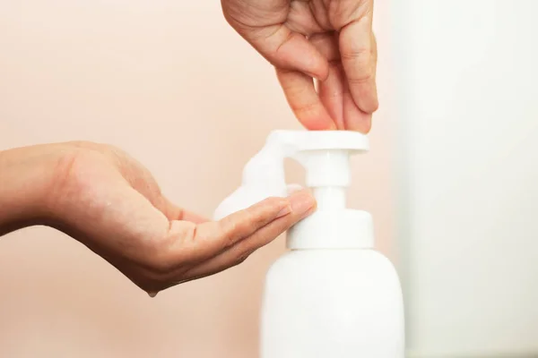 Γυναίκα Που Χρησιμοποιεί Σαπούνι Για Καθαρίσει Χέρια Και Αποτρέψει Coronavirus — Φωτογραφία Αρχείου