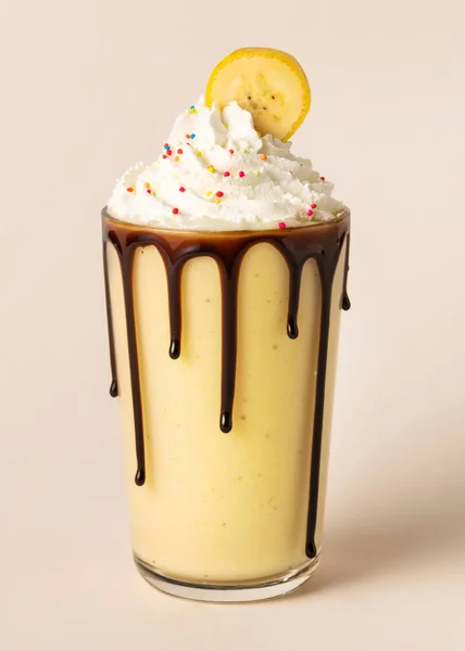 Çikolatalı Muzlu Milkshake Krem Şantili — Stok fotoğraf