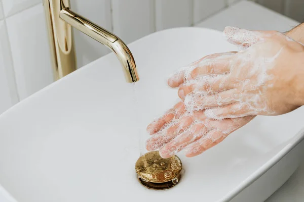 Homem Lavar Mãos Com Sabão — Fotografia de Stock