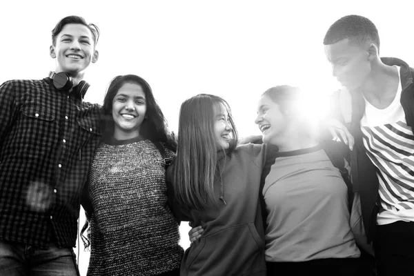 Groep Schoolvrienden Buitenshuis Armen Rond Elkaar Saamhorigheid Communautair Concept — Stockfoto