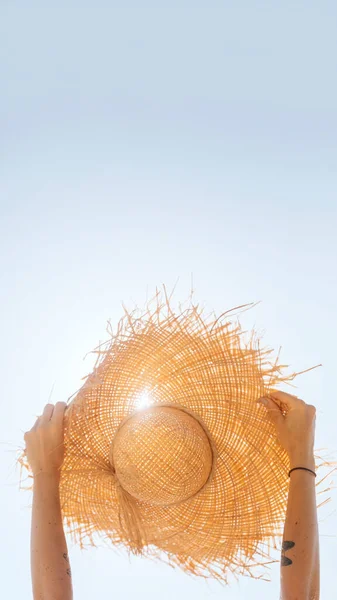 지푸라기 모자를 턱달린 — 스톡 사진