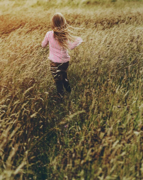 Mladá Dívka Vychutnat Přírodu — Stock fotografie