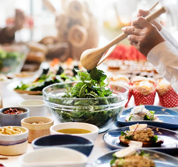 Groep Diverse Mensen Ondervindt Lunch Samen — Stockfoto