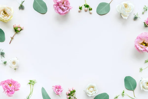 Avalanche Roses Cadre Sur Fond Blanc — Photo