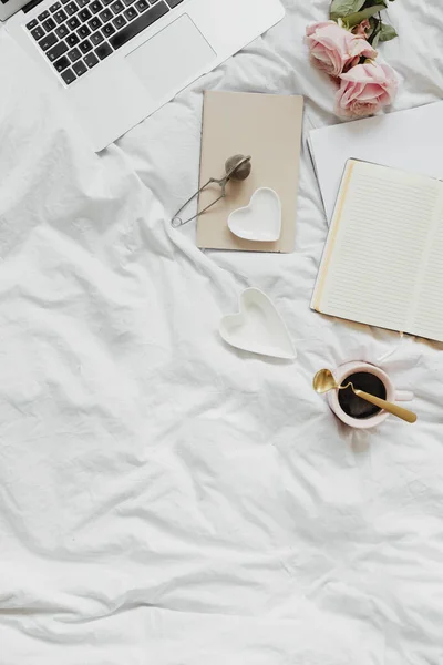 Laptop Und Notizbücher Auf Einem Mädchenbett — Stockfoto