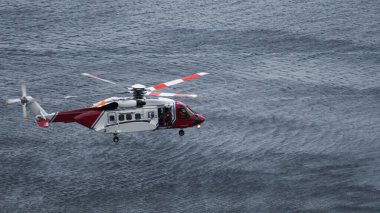 İskoçya 'da deniz üzerinde uçan sahil güvenlik helikopteri