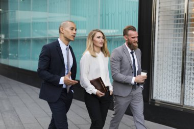 İş adamları birlikte yürüyorlar.