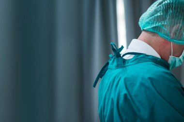 Doktor ve tıp kahramanı koronavirüs salgını sırasında çok çalışıyor.
