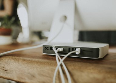 Tahta masadaki işlemci.