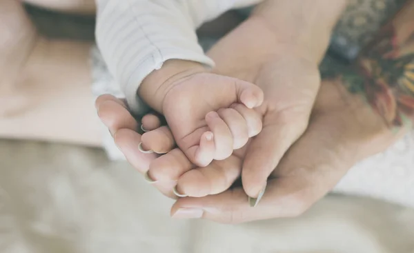 Nahaufnahme Von Familienhänden Die Sich Liebevoll Umarmen — Stockfoto