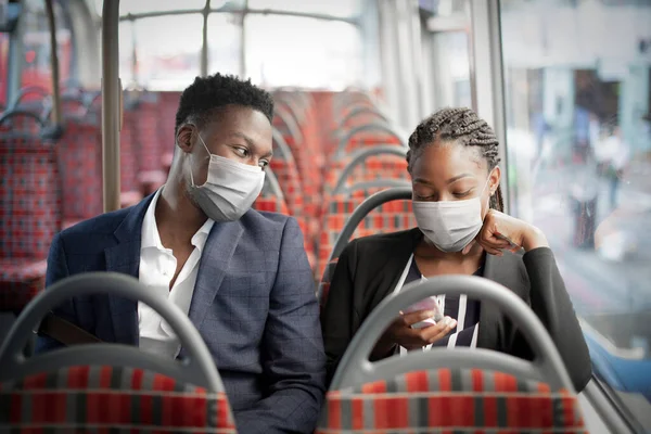 Affärspar Bär Mask Bussen När Reser Med Kollektivtrafik Den Nya — Stockfoto