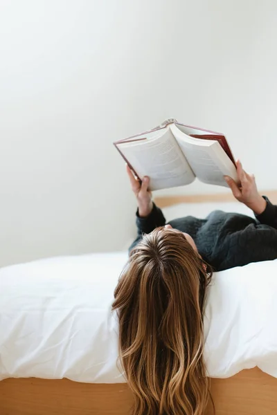 Frau Liest Während Coronavirus Quarantäne Ein Buch Auf Ihrem Bett — Stockfoto
