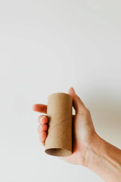 Vrouw Met Een Lege Toiletrol Tijdens Een Coronavirus Pandemie — Stockfoto