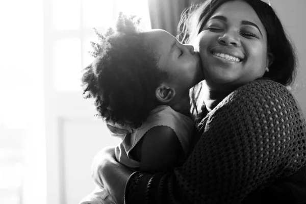 Madre Hija Africanas Pasando Buen Rato Juntas —  Fotos de Stock