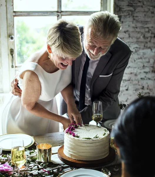 Frisch Vermähltes Paar Schneidet Gemeinsam Kuchen — Stockfoto