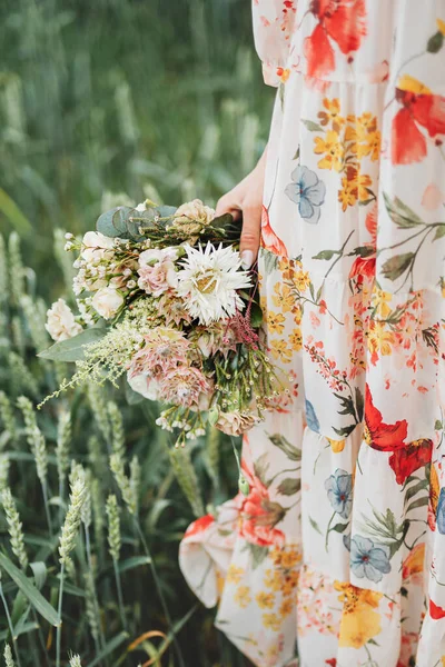 Vrouw Een Bloemenjurk Met Een Bloem Boeket — Stockfoto