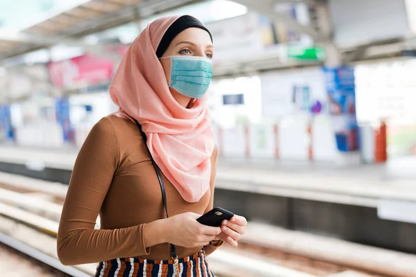 Muselman Kvinna Med Mask Tåg Plattform — Stockfoto