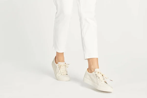 Mujer Con Zapatillas Blancas Maqueta — Foto de Stock