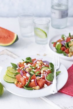 Beyaz masada karpuz salatası