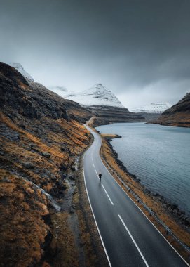 Faroe Adaları 'ndaki göl kenarındaki çevre yolu.
