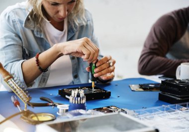 Bilgisayarınızın sabit diskinde çalışan teknisyenler