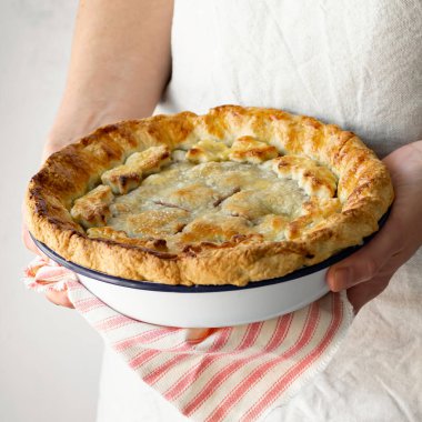 Şükran Günü tatlısında ev yapımı vişneli turta.