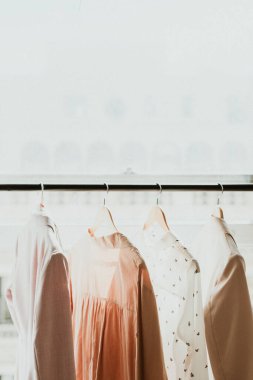Stüdyoda elbise rafı