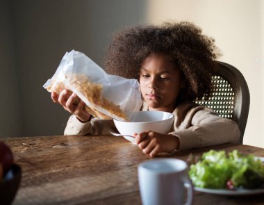 Afrikalı çocuk kahvaltıya hazır.