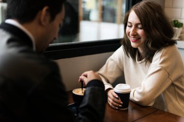 kahve dükkanı içme çift sakin ol