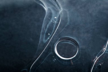 Kabarcıklı siyah su arkaplanı