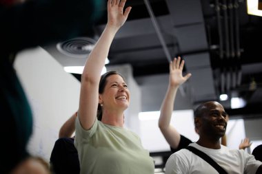 Girişimcilik kursuna katılan bir grup insan