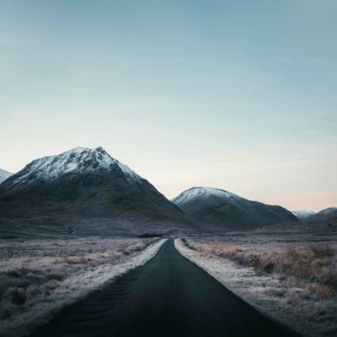 İskoçya 'daki Glen Coe' da dağ geçidi