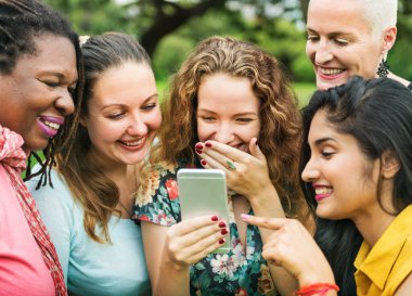 Bir şey bir cep telefonu üzerinde gülüyorsun arkadaş