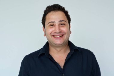 Orta Doğulu mutlu bir adamın portresi.